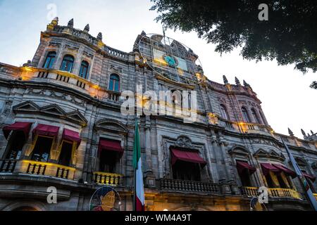 Rathaus von Puebla, Puebla. sunrise im historischen Zentrum und zolacalo de Puebla. Koloniale Stadt, Geschichte und antike Architektur. Puebla de Zaragoza, Mexiko. Gebäude vor dem Plaza Mayor von der historischen Altstadt, einem Weltkulturerbe seit 1987. Elisabethanische Architektur mit Einflüssen aus dem Neoklassizismus und der Italienischen Renaissance (© Foto: LuisGutierrez/NortePhoto.com) Palacio Municipal de Puebla, Puebla. Amanecer En El Centro Historico y zolacalo de Puebla. ciudad Colonial, historia y arquitectrua Antigua. Puebla de Zaragoza, Mexiko. Edificio ubicado Frente a Stockfoto