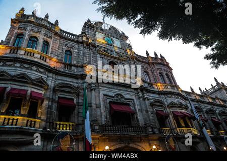 Rathaus von Puebla, Puebla. sunrise im historischen Zentrum und zolacalo de Puebla. Koloniale Stadt, Geschichte und antike Architektur. Puebla de Zaragoza, Mexiko. Gebäude vor dem Plaza Mayor von der historischen Altstadt, einem Weltkulturerbe seit 1987. Elisabethanische Architektur mit Einflüssen aus dem Neoklassizismus und der Italienischen Renaissance (© Foto: LuisGutierrez/NortePhoto.com) Palacio Municipal de Puebla, Puebla. Amanecer En El Centro Historico y zolacalo de Puebla. ciudad Colonial, historia y arquitectrua Antigua. Puebla de Zaragoza, Mexiko. Edificio ubicado Frente a Stockfoto