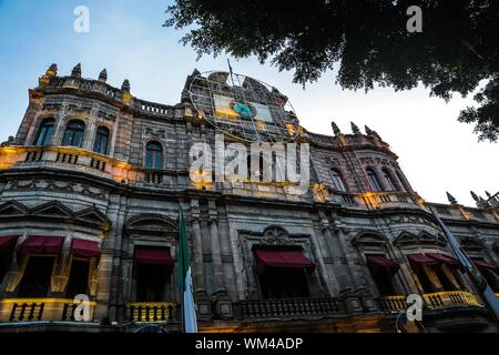Rathaus von Puebla, Puebla. sunrise im historischen Zentrum und zolacalo de Puebla. Koloniale Stadt, Geschichte und antike Architektur. Puebla de Zaragoza, Mexiko. Gebäude vor dem Plaza Mayor von der historischen Altstadt, einem Weltkulturerbe seit 1987. Elisabethanische Architektur mit Einflüssen aus dem Neoklassizismus und der Italienischen Renaissance (© Foto: LuisGutierrez/NortePhoto.com) Palacio Municipal de Puebla, Puebla. Amanecer En El Centro Historico y zolacalo de Puebla. ciudad Colonial, historia y arquitectrua Antigua. Puebla de Zaragoza, Mexiko. Edificio ubicado Frente a Stockfoto