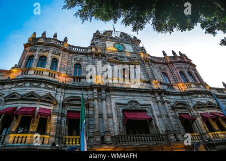 Rathaus von Puebla, Puebla. sunrise im historischen Zentrum und zolacalo de Puebla. Koloniale Stadt, Geschichte und antike Architektur. Puebla de Zaragoza, Mexiko. Gebäude vor dem Plaza Mayor von der historischen Altstadt, einem Weltkulturerbe seit 1987. Elisabethanische Architektur mit Einflüssen aus dem Neoklassizismus und der Italienischen Renaissance (© Foto: LuisGutierrez/NortePhoto.com) Palacio Municipal de Puebla, Puebla. Amanecer En El Centro Historico y zolacalo de Puebla. ciudad Colonial, historia y arquitectrua Antigua. Puebla de Zaragoza, Mexiko. Edificio ubicado Frente a Stockfoto