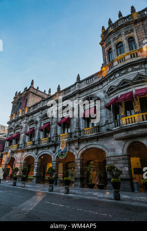 Rathaus von Puebla, Puebla. sunrise im historischen Zentrum und zolacalo de Puebla. Koloniale Stadt, Geschichte und antike Architektur. Puebla de Zaragoza, Mexiko. Gebäude vor dem Plaza Mayor von der historischen Altstadt, einem Weltkulturerbe seit 1987. Elisabethanische Architektur mit Einflüssen aus dem Neoklassizismus und der Italienischen Renaissance (© Foto: LuisGutierrez/NortePhoto.com) Palacio Municipal de Puebla, Puebla. Amanecer En El Centro Historico y zolacalo de Puebla. ciudad Colonial, historia y arquitectrua Antigua. Puebla de Zaragoza, Mexiko. Edificio ubicado Frente a Stockfoto
