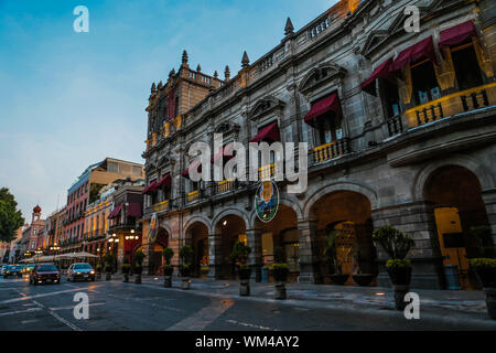Rathaus von Puebla, Puebla. sunrise im historischen Zentrum und zolacalo de Puebla. Koloniale Stadt, Geschichte und antike Architektur. Puebla de Zaragoza, Mexiko. Gebäude vor dem Plaza Mayor von der historischen Altstadt, einem Weltkulturerbe seit 1987. Elisabethanische Architektur mit Einflüssen aus dem Neoklassizismus und der Italienischen Renaissance (© Foto: LuisGutierrez/NortePhoto.com) Palacio Municipal de Puebla, Puebla. Amanecer En El Centro Historico y zolacalo de Puebla. ciudad Colonial, historia y arquitectrua Antigua. Puebla de Zaragoza, Mexiko. Edificio ubicado Frente a Stockfoto