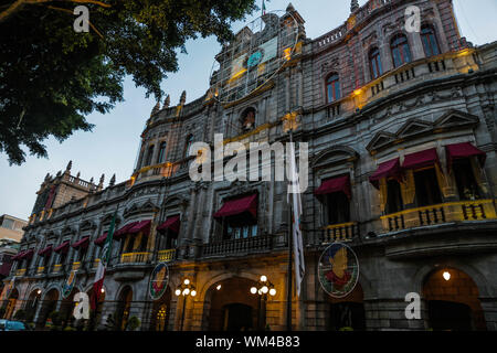 Rathaus von Puebla, Puebla. sunrise im historischen Zentrum und zolacalo de Puebla. Koloniale Stadt, Geschichte und antike Architektur. Puebla de Zaragoza, Mexiko. Gebäude vor dem Plaza Mayor von der historischen Altstadt, einem Weltkulturerbe seit 1987. Elisabethanische Architektur mit Einflüssen aus dem Neoklassizismus und der Italienischen Renaissance (© Foto: LuisGutierrez/NortePhoto.com) Palacio Municipal de Puebla, Puebla. Amanecer En El Centro Historico y zolacalo de Puebla. ciudad Colonial, historia y arquitectrua Antigua. Puebla de Zaragoza, Mexiko. Edificio ubicado Frente a Stockfoto