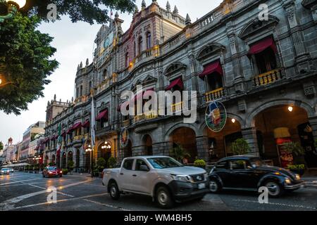 Rathaus von Puebla, Puebla. sunrise im historischen Zentrum und zolacalo de Puebla. Koloniale Stadt, Geschichte und antike Architektur. Puebla de Zaragoza, Mexiko. Gebäude vor dem Plaza Mayor von der historischen Altstadt, einem Weltkulturerbe seit 1987. Elisabethanische Architektur mit Einflüssen aus dem Neoklassizismus und der Italienischen Renaissance (© Foto: LuisGutierrez/NortePhoto.com) Palacio Municipal de Puebla, Puebla. Amanecer En El Centro Historico y zolacalo de Puebla. ciudad Colonial, historia y arquitectrua Antigua. Puebla de Zaragoza, Mexiko. Edificio ubicado Frente a Stockfoto
