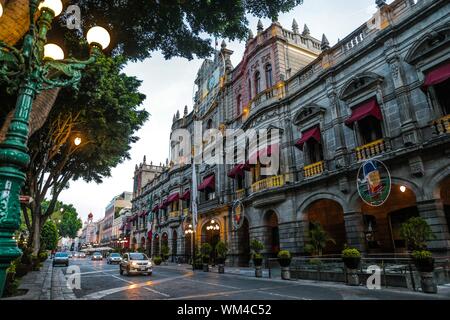 Rathaus von Puebla, Puebla. sunrise im historischen Zentrum und zolacalo de Puebla. Koloniale Stadt, Geschichte und antike Architektur. Puebla de Zaragoza, Mexiko. Gebäude vor dem Plaza Mayor von der historischen Altstadt, einem Weltkulturerbe seit 1987. Elisabethanische Architektur mit Einflüssen aus dem Neoklassizismus und der Italienischen Renaissance (© Foto: LuisGutierrez/NortePhoto.com) Palacio Municipal de Puebla, Puebla. Amanecer En El Centro Historico y zolacalo de Puebla. ciudad Colonial, historia y arquitectrua Antigua. Puebla de Zaragoza, Mexiko. Edificio ubicado Frente a Stockfoto
