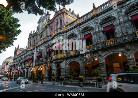 Rathaus von Puebla, Puebla. sunrise im historischen Zentrum und zolacalo de Puebla. Koloniale Stadt, Geschichte und antike Architektur. Puebla de Zaragoza, Mexiko. Gebäude vor dem Plaza Mayor von der historischen Altstadt, einem Weltkulturerbe seit 1987. Elisabethanische Architektur mit Einflüssen aus dem Neoklassizismus und der Italienischen Renaissance (© Foto: LuisGutierrez/NortePhoto.com) Palacio Municipal de Puebla, Puebla. Amanecer En El Centro Historico y zolacalo de Puebla. ciudad Colonial, historia y arquitectrua Antigua. Puebla de Zaragoza, Mexiko. Edificio ubicado Frente a Stockfoto