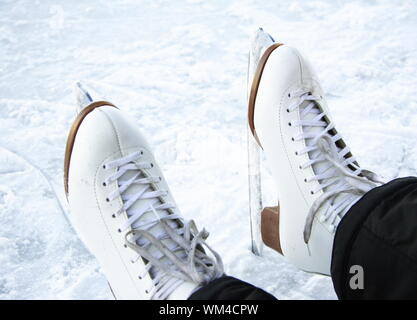 Schlittschuhe. Nahaufnahme der klassischen Eiskunstlauf Schlittschuhe auf Eis draußen auf See in Quebec, Kanada Stockfoto