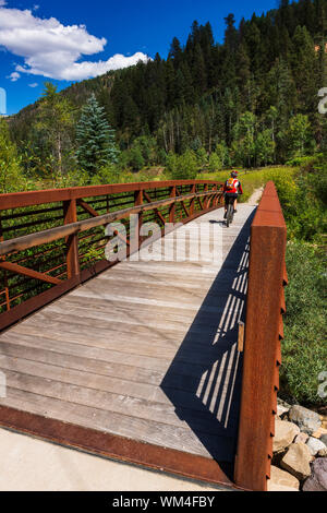 Biker über eine Brücke auf der Galloping Goose Trail, Uncompahgre National Forest, Colorado USA (MR) Stockfoto