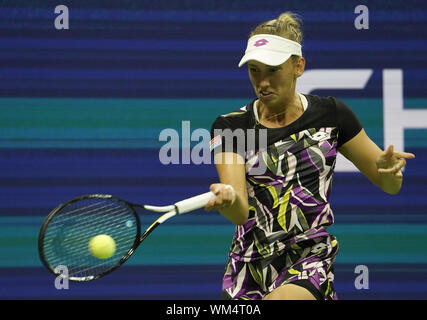 Flushing Meadow, United angegeben. 04 Sep, 2019. Elise Mertens, Belgien, liefert einen Schuß von Bianca Andreescu, von Kanada, in Ihrer runde Spiel in Arthur Ashe Stadium an der 2019 US Open Tennis Championships am USTA Billie Jean King National Tennis Center am Mittwoch, 4. September 2019 in New York City. Foto von Ray Stubblebine/UPI Quelle: UPI/Alamy leben Nachrichten Stockfoto