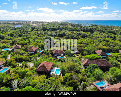 Luftaufnahme von Luxus Villa mit Swimming Pool in einem tropischen Wald. Private Tropical Villa mit Pool inmitten tropischer Garten mit Palmen Stockfoto