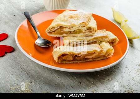Hausgemachter Apfelkuchen mit schwarzer Tee, Bio-Äpfel, Bio-Zitrone Stockfoto