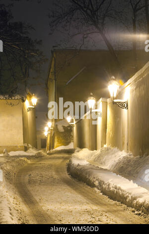 Prag - Gasse am Hradschin mit Gaslaternen im winter Stockfoto