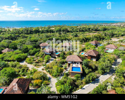 Luftaufnahme von Luxus Villa mit Swimming Pool in einem tropischen Wald. Private Tropical Villa mit Pool inmitten tropischer Garten mit Palmen Stockfoto