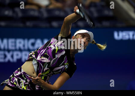 Flushing Meadows, New York, Vereinigte Staaten - 4 September, 2019. Elise Martens von Belgien zu Bianca Andreescu von Kanada während ihrer Viertelfinalegleichen bei den US Open. Andreescu gewann in drei Sätzen im Halbfinale vorzurücken. Quelle: Adam Stoltman/Alamy leben Nachrichten Stockfoto