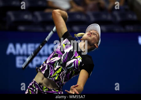 Flushing Meadows, New York, Vereinigte Staaten - 4 September, 2019. Elise Mertens von Belgien zu Bianca Andreescu von Kanada während ihrer Viertelfinalegleichen bei den US Open. Andreescu gewann in drei Sätzen im Halbfinale vorzurücken. Quelle: Adam Stoltman/Alamy leben Nachrichten Stockfoto