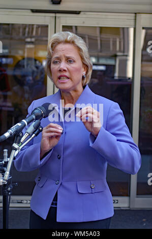 Washington DC, USA, 11. September 2005 United States Senator Mary Landrieu (Demokratische von Louisiana) spricht mit Reportern über die Folgen des Hurrikans Katrina außerhalb des Studios von CBS Nachrichten nach ihrem Auftritt am Sonntag morgen Talkshow "Face the Nation" Credit: Mark Reinstein/MediaPunch Stockfoto