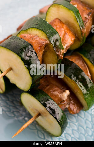 Lachs und Zucchini Schaschlik Stockfoto