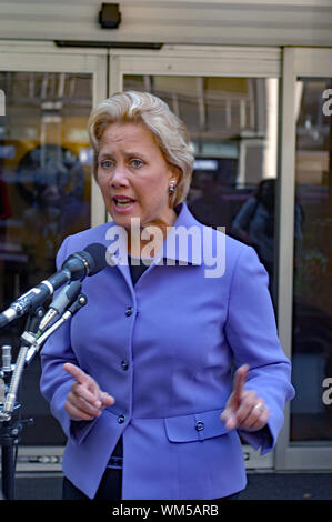 Washington DC, USA, 11. September 2005 United States Senator Mary Landrieu (Demokratische von Louisiana) spricht mit Reportern über die Folgen des Hurrikans Katrina außerhalb des Studios von CBS Nachrichten nach ihrem Auftritt am Sonntag morgen Talkshow "Face the Nation" Credit: Mark Reinstein/MediaPunch Stockfoto