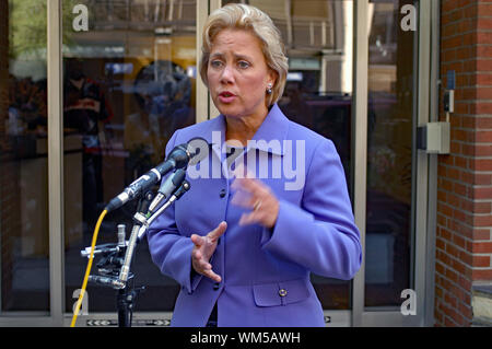 Washington DC, USA, 11. September 2005 United States Senator Mary Landrieu (Demokratische von Louisiana) spricht mit Reportern über die Folgen des Hurrikans Katrina außerhalb des Studios von CBS Nachrichten nach ihrem Auftritt am Sonntag morgen Talkshow "Face the Nation" Credit: Mark Reinstein/MediaPunch Stockfoto