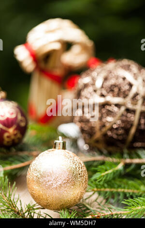 Gold Christmas Ornament auf Blätter Stockfoto