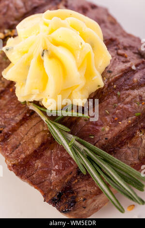 Gegrilltes Rindersteak, garniert mit Butter und Rosmarin Stockfoto