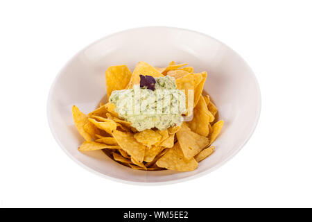 Scharfe Mais-Nachos mit Guacamole sauce Stockfoto