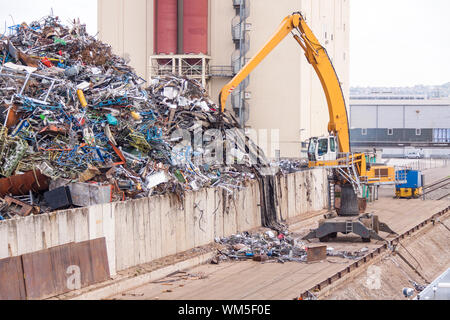 Lastkahn wird geladen oder abgeladen Stockfoto