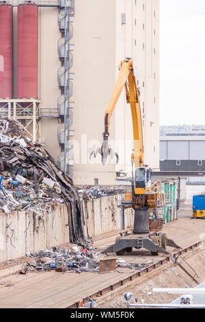 Lastkahn wird geladen oder abgeladen Stockfoto