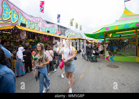 Leute, die bei der jährlichen Canadian National Exhibition, Toronto, Ontario Stockfoto