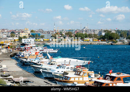 Linie von Zement Mischer in der Nähe des Hafens von Istanbul Stockfoto