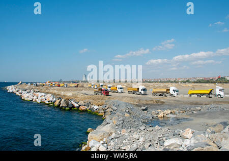 Linie von Zement Mischer in der Nähe des Hafens von Istanbul Stockfoto