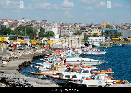 Linie von Zement Mischer in der Nähe des Hafens von Istanbul Stockfoto