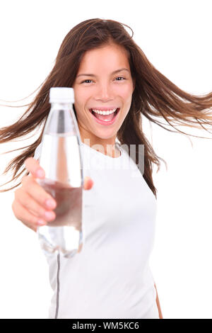 Junge Frau mit einer Flasche Wasser nach Sport begeistert. Auf weissem Hintergrund. Stockfoto