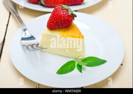 herzförmige Käsekuchen mit Strawberryes ideale Torte für den Valentinstag Stockfoto