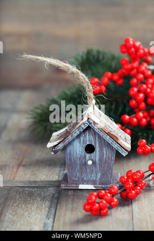 Helle weihnachten Zusammensetzung mit kleinen Vogel Haus Stockfoto