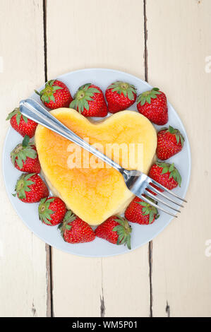 herzförmige Käsekuchen mit Strawberryes ideale Torte für den Valentinstag Stockfoto