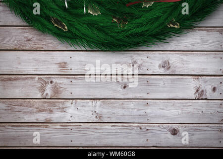 Festliche weihnachten Kranz gegen digital erzeugten grau Holzbohlen Stockfoto