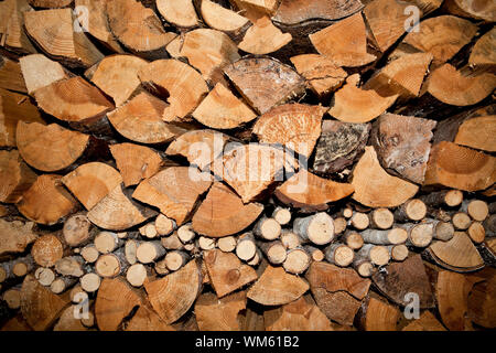 Gehackte Holz in einem Haufen gestapelt für Winter Stockfoto