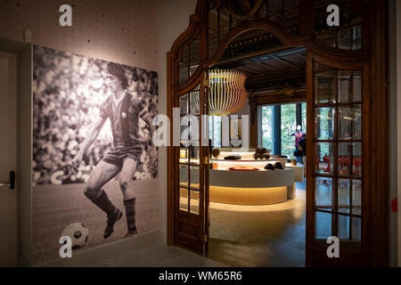 Barcelona, Spanien. 04 Sep, 2019. Ein tolles Bild von Johan Cruyff ist als Auftakt für die edle Halle der neuen Club Store gesehen. Der FC Barcelona Football Club eröffnet eine neue Filiale im Herzen der Ramblas von Barcelona. An der Nummer 124 gelegen, hat es 1.900 m2 und ist der fünfte Store verwaltet 100% vom FC Barcelona. Interior Design wurde von Designer und design Theoretiker Juli Capella getan. Credit: SOPA Images Limited/Alamy leben Nachrichten Stockfoto