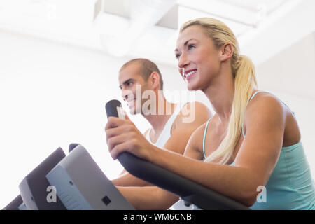 Low Angle View von einem jungen Paar arbeiten an Fahrrädern an der Turnhalle Stockfoto