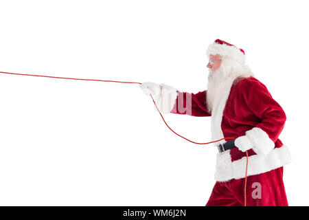 Santa zieht etwas mit einem Seil auf weißem Hintergrund Stockfoto