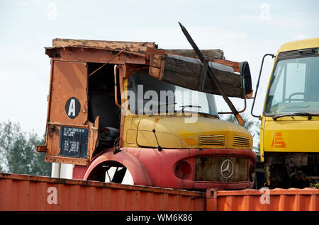 Alten MERCEDES LKW IN EINEM MALAYSISCHEN JUNKYARD Stockfoto