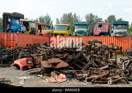 Alten MERCEDES LKW IN EINEM MALAYSISCHEN JUNKYARD Stockfoto