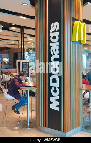 DUBAI, VAE - ca. Februar 2019: McDonald's Restaurant in Dubai International Airport. Stockfoto