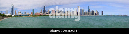 Panoramablick von Chicago Skyline mit Lake Michigan im Vordergrund, IL, USA Stockfoto
