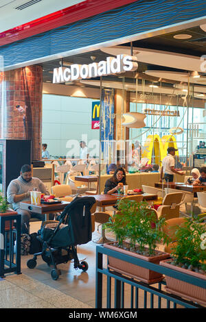 DUBAI, VAE - ca. Februar 2019: McDonald's Restaurant in Dubai International Airport. Stockfoto