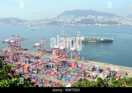 Eine allgemeine Ansicht der große Container Hafen von Busan, Südkorea Stockfoto