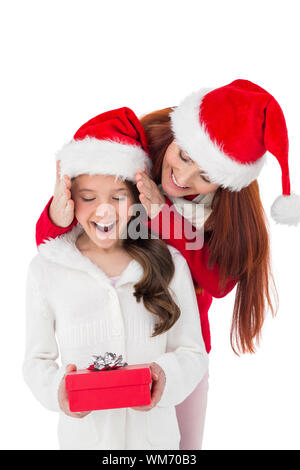 Festliche Mutter überraschend Tochter mit Geschenk auf weißem Hintergrund Stockfoto