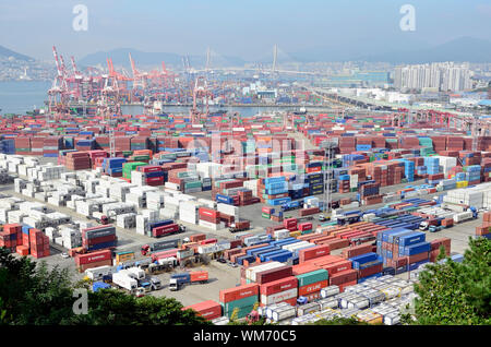 Eine allgemeine Ansicht der große Container Hafen von Busan, Südkorea Stockfoto