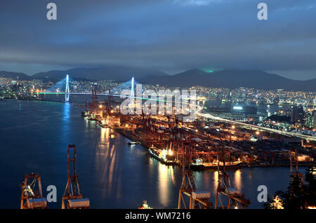 Eine allgemeine Ansicht der Bukhang Brücke in Busan bei Nacht Stockfoto